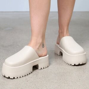 Beach By Matisse - Cloggs